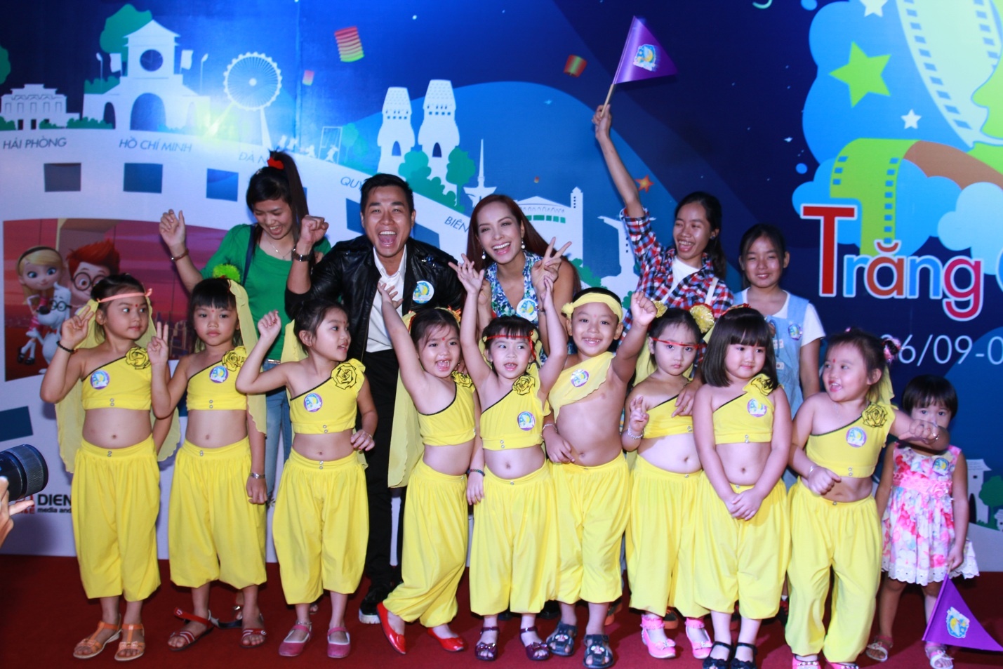 Nguyên Khang, Thúy Hạnh hào hứng chụp hình với các em nhỏ.