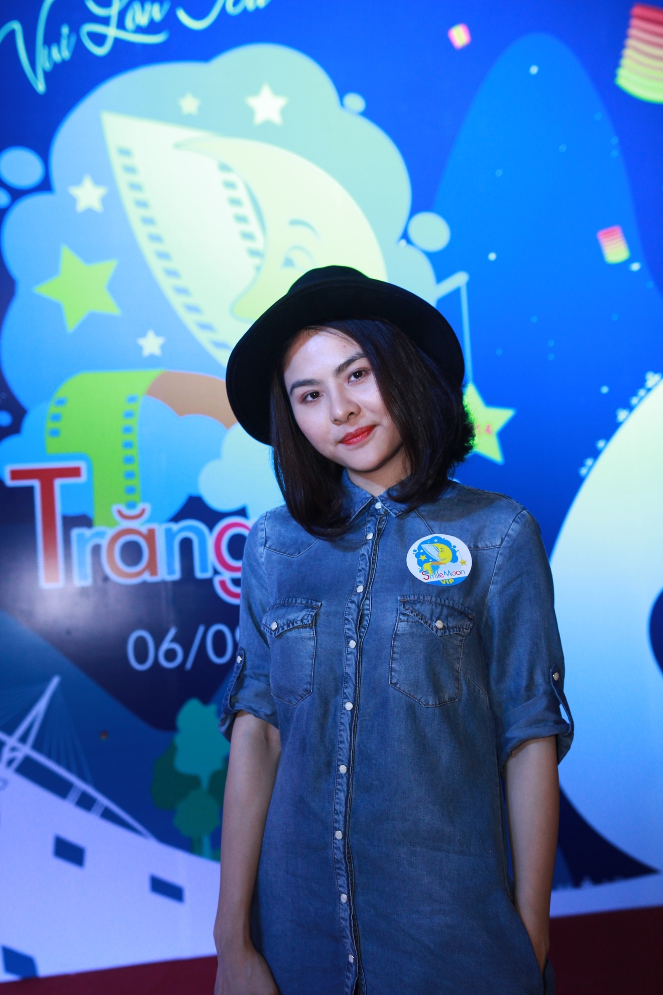 Vân Trang diện trang phục demin khỏe khoắn và năng động.