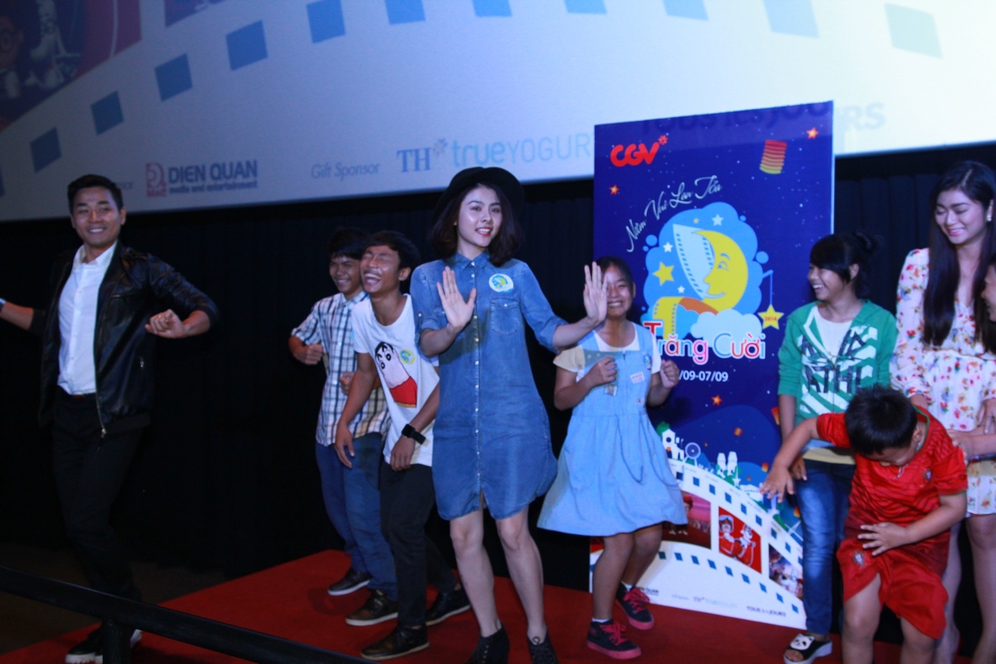 Nữ diễn viên trổ tài múa hát với các em nhỏ.