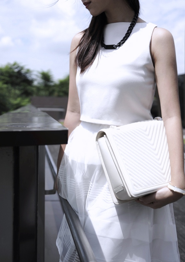 Một chiếc túi trắng vân nổi cho một set đồ theo xu hướng white on white đình đám.