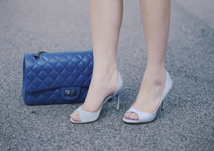 Đôi giày d’osay xanh pastel đi cùng chiếc túi xanh ngọc sẽ là bộ đôi ton sur ton sành điệu.