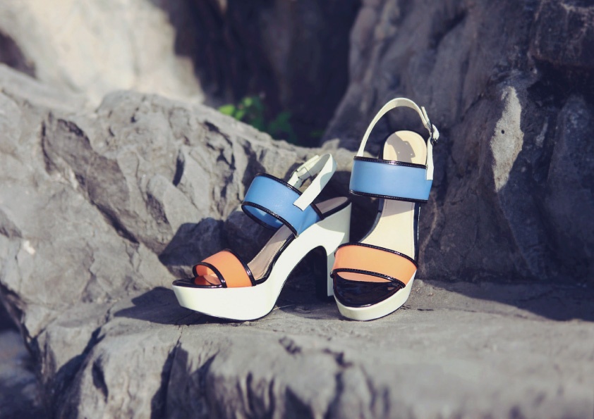 Chút phá cách cho mùa thu hay dư âm còn lại của một mùa hè rực rỡ, đó là những gì có thể cảm nhận với đôi giày platform sandal quai vinyl nhiều màu sắc. BST Thu 2014 của Charles & Keith đã có mặt tại hệ thống các cửa hàng trên toàn quốc. Tham khảo danh sách cửa hàng tại đây hoặc website www.charleskeith.com