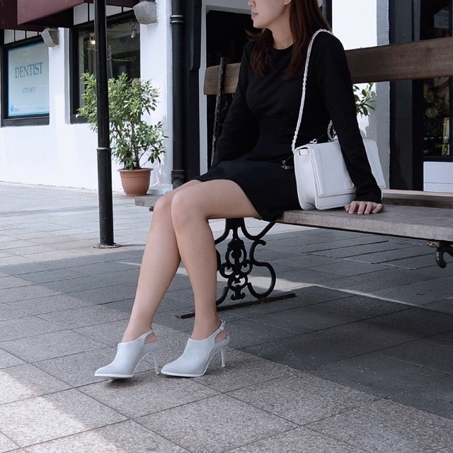 Set do thu phong cach voi Charles & Keith hinh anh