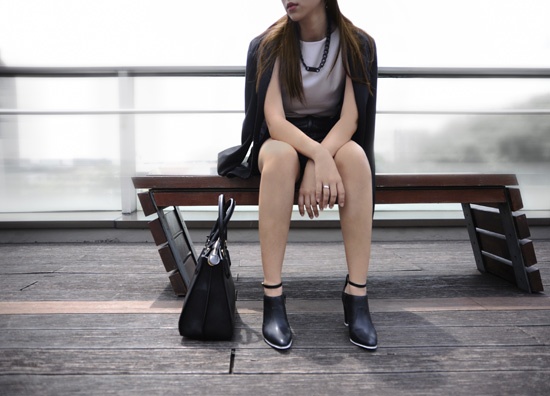 Dịu dàng nhưng vẫn cá tính với xu hướng monochrome cùng bốt cổ ngắn và túi đen cùng màu. 