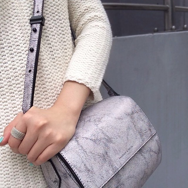 Nếu bạn thích những gam màu trầm thì chiếc túi đeo chéo dạng hộp với họa tiết đá cẩm thạch sẽ là một gợi ý mới lạ.