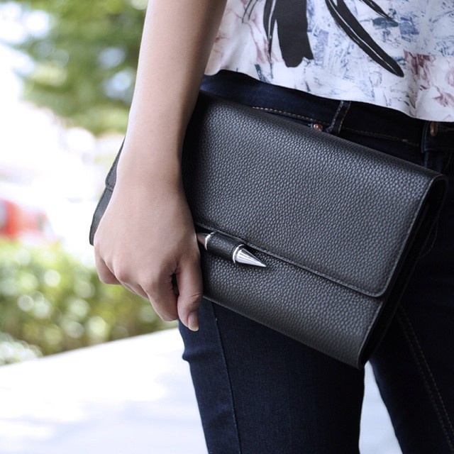 Hay chiếc clutch màu đen tưởng như quen thuộc này sẽ giúp bạn gái thêm cá tính với vân nổi và chi tiết khóa cài dạng đinh tán.