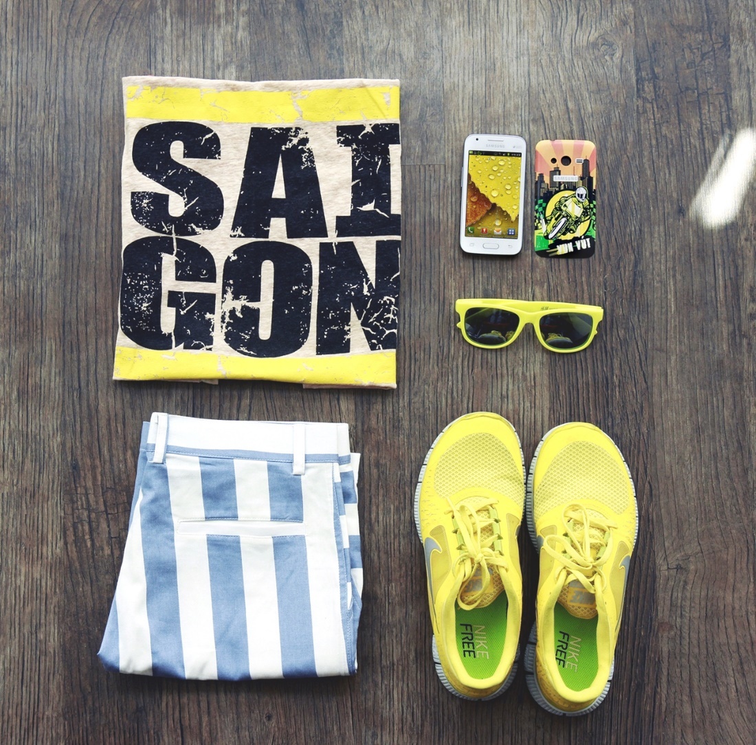 Tông màu vàng của set đồ giúp người dùng nổi bật khi xuất hiện ở bất cứ nơi nào.