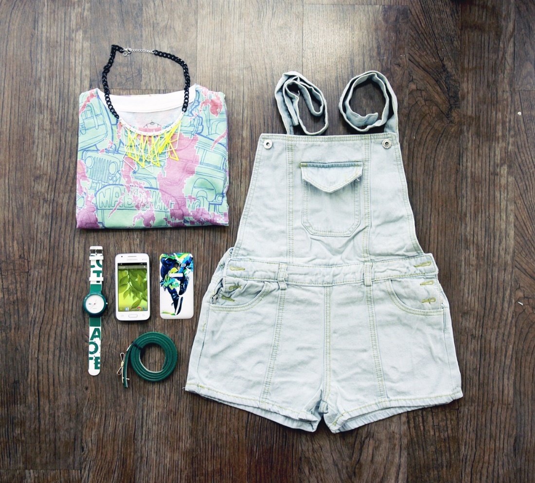 Những chiếc quần yếm xì tin và dễ thương đang được bạn gái trẻ đặc biệt yêu thích.