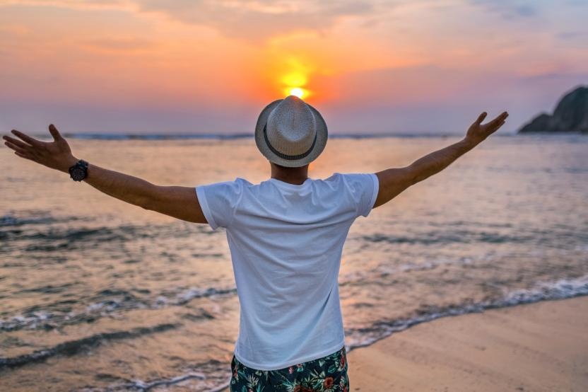 Đón bình minh trên biển đem lại cho Petey cảm giác khoan khoái và tràn đầy hứng khởi. Không gian rộng rãi, tràn ngập tiếng sóng và những ngọn gió đại dương mát lành giúp chàng ảo thuật gia như gột sạch mọi ưu phiền, mệt mỏi ở cuộc sống đô thị.  