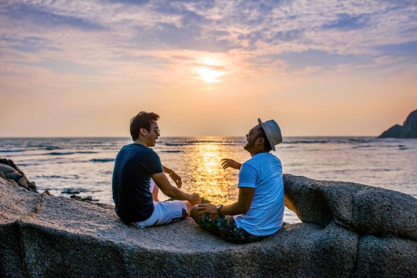 Là người yêu thích khám phá những điều mới mẻ, Petey Nguyễn không quên rủ người bạn thân tìm kiếm những điểm đến mới trên đảo Bình Ba. Cả hai bất ngờ khi phát hiện ra một mỏm đá tuyệt đẹp nhìn ra trước biển. 