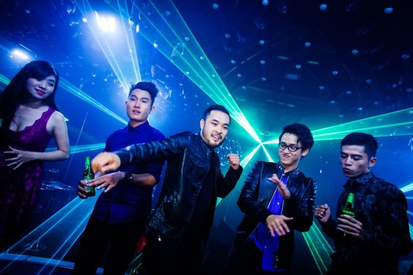 Anh cùng bạn bè thưởng thức những ngụm bia mát lạnh, tận hưởng âm nhạc hiện đại và giải phóng cơ thể với những vũ điệu cuồng nhiệt.