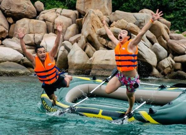 Ao thuat gia Petey Nguyen cung ban kham pha Nha Trang hinh anh