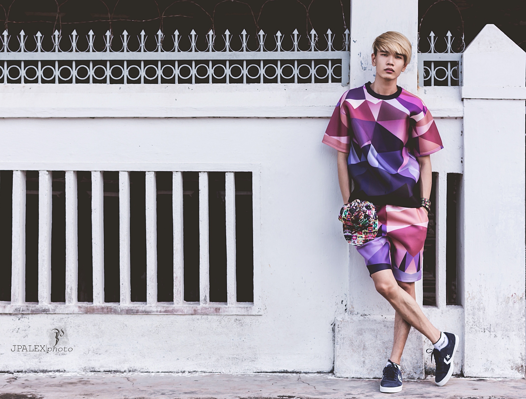 Xu hướng matchy-matchy được Duy Phong kết hơp ăn ý với hoạ tiết in 3D ấn tượng. Sử dụng chất liệu spandex, trang phục có phom dáng cứng cáp, mang đến vẻ năng động cho bạn nam.