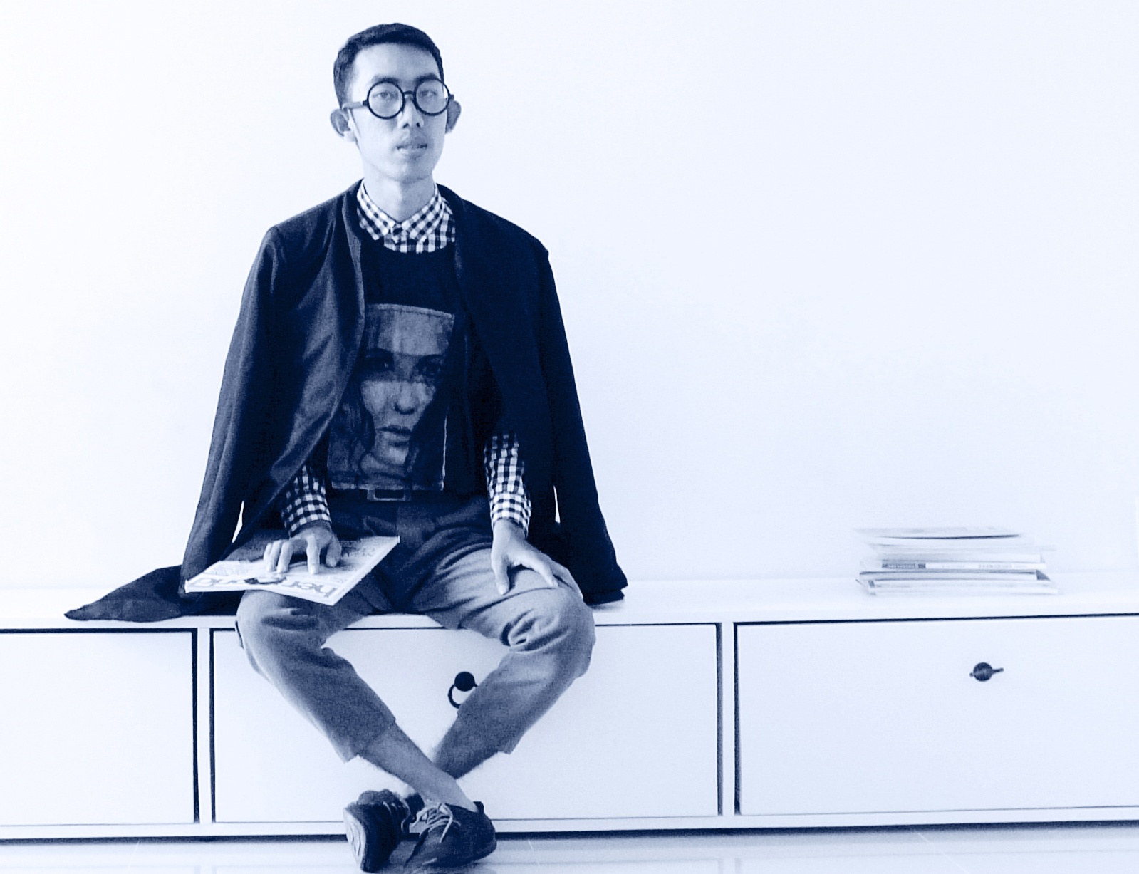 Hoàng Văn Vũ, chàng trai 26 tuổi lai mang đến cuộc thi phong cách hoài cổ, lịch lãm với kiểu layer kinh điển: blazer, sơ-mi và áo cổ tròn. 