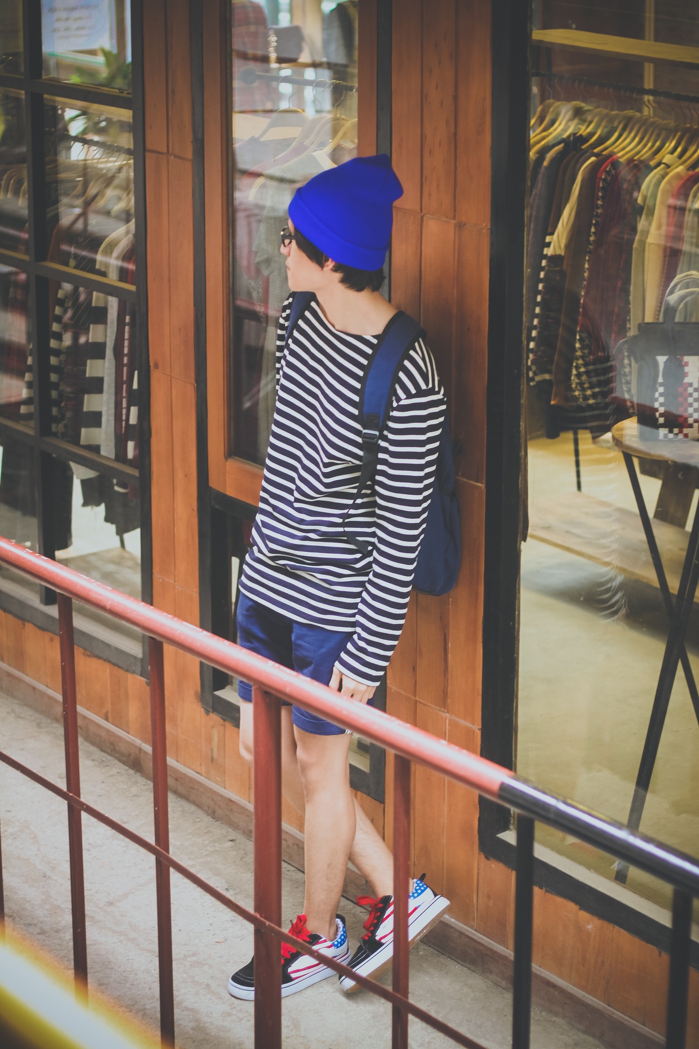 Lê Xuân Tú, chàng sinh viên Hà Nội thắp sáng ngày đông với tông xanh cobalt và hoạ tiết kẻ sọc. Nón beanie và giày màu sắc nổi bật là điểm nhấn cho cả bộ trang phục. 