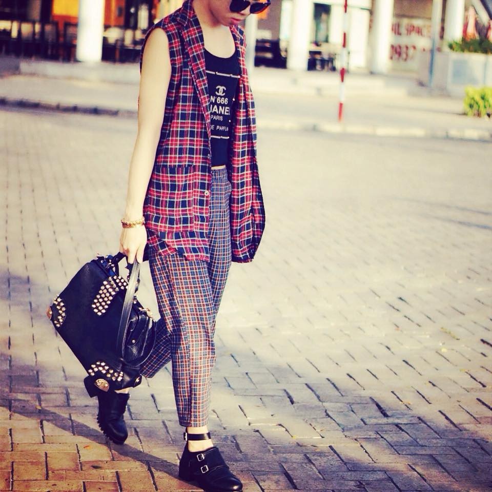 Trào lưu này lại được Lê Quốc Tài nâng lên tàm cao mới khi khéo léo kết hợp các xu  hướng thời thượng với nhau: gillet vest và quần baggy. Để tạo điểm nhấn, Quốc Tài đã khéo léo lựa chọn và mix các item với hoạ tiết ca-rô khác nhau về màu sắc, độ lớn. 