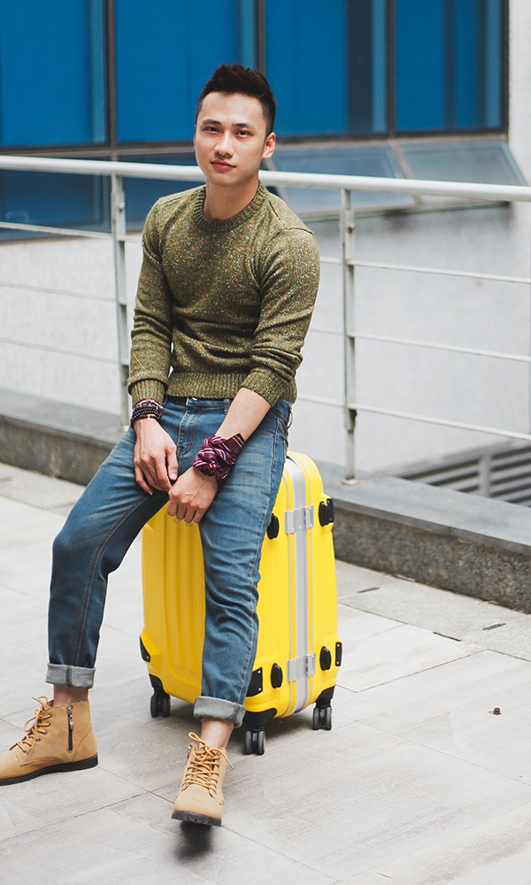 Thanh Hải Lương, chàng nhân viên văn phòng 26 tuổi, lại là tín đồ của xu hướng tối giản. Để tạo điểm nhất cho trang phục, anh chọn những chất liệu mới lạ cho áo và giày như dệt kim, da lộn. 