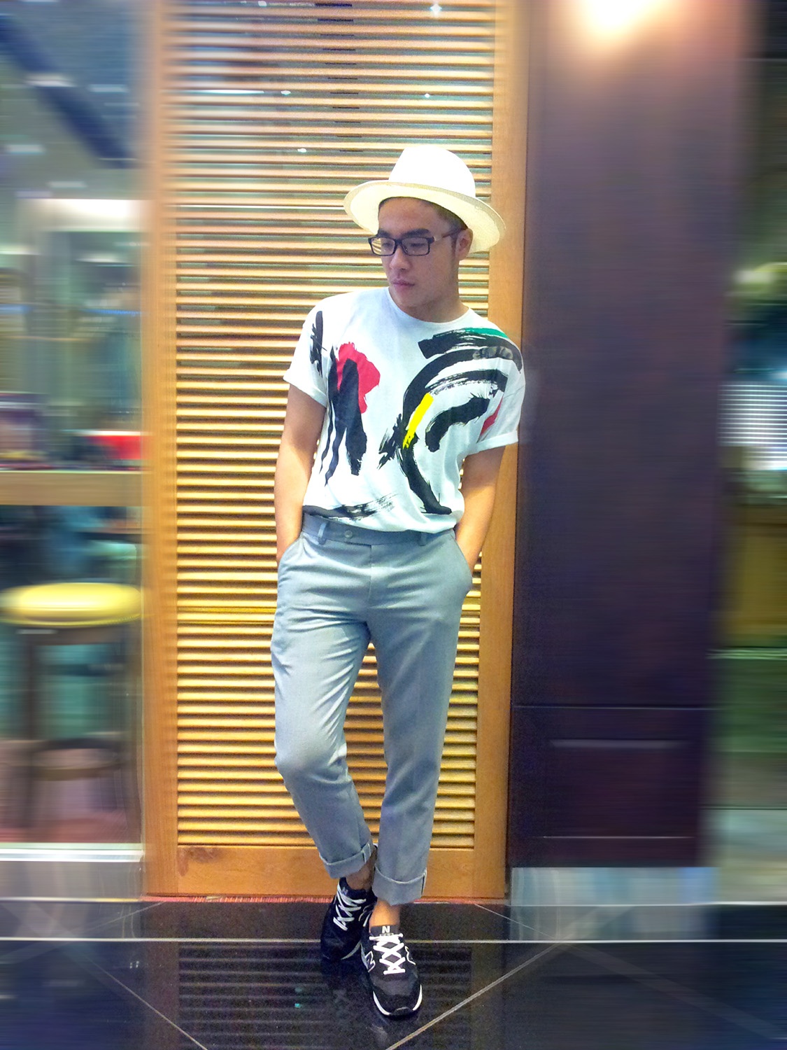 Phong cách thành thị metropolitan được Phạm Thái Khang tái hiện thật đơn giản với áo phông in hoạ tiết, quần âu xắn gấu. Nón fedora và giày sneakers được anh chàng kết hợp hài hòa với trang phục để tạo điểm nhấn.