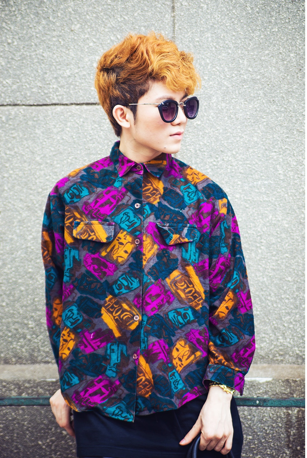 Các nam thí sinh của Fashionista Vietnam cũng hào hứng “thách thức” những trang phục rực rỡ. Chàng sinh viên Lê Hoàng Tuấn Anh mang đến cuộc thi công thức mix đồ đơn giản mà hiệu quả với sơ-mi màu nổi và quần tối màu. 