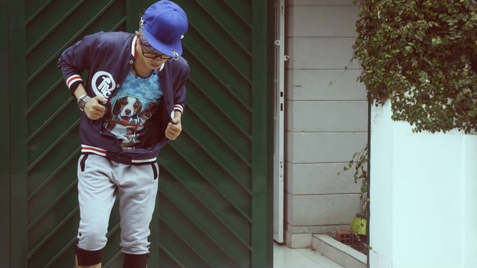 Những chàng trai yêu thể thao lại có thể cân nhắc với gợi ý của Nguyễn Thanh Lâm khi kết hợp quần lửng bó gấu, áo khoác và nón bóng chày. Nam thí sinh này còn tạo điểm nhấn phong cách cho set đồ bằng hoạ tiết in 3D sống động. 