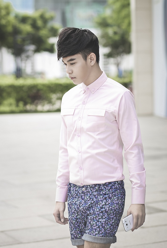 Nếu lo ngại sắc pastel và hoạ tiết hoa quá nữ tính cho phái mạnh, bạn nam có thể tham khảo cách kết hợp của Phước Ngọc Lê. Sơ-mi hồng pastel đi cùng quần shorts in hoa tạo nên vẻ cổ điển mà mạnh mẽ, chỉn chu cho người mặc.