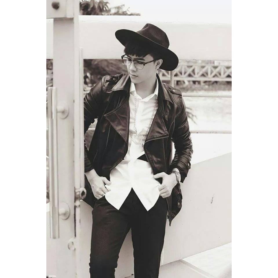 Nếu chưa biết làm mới bộ đôi trang phục quần âu, sơ-mi trắng như thế nào, bạn nam có thể học hỏi Đặng Thiên Anh bằng cách khoác thêm chiếc áo biker jacker da hầm hố. 