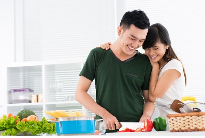 Cùng vào bếp chuẩn bị bữa tối lãng mạn ngay tại nhà là ý tưởng hấp dẫn đối với các cặp đôi “thích là nhích”.