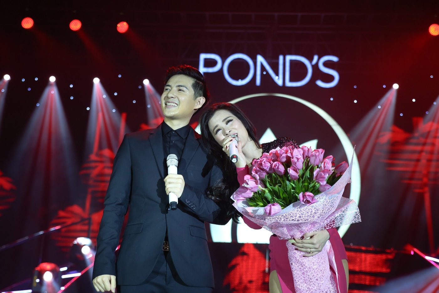 Dong Nhi va Ong Cao Thang tinh cam tren san khau hinh anh