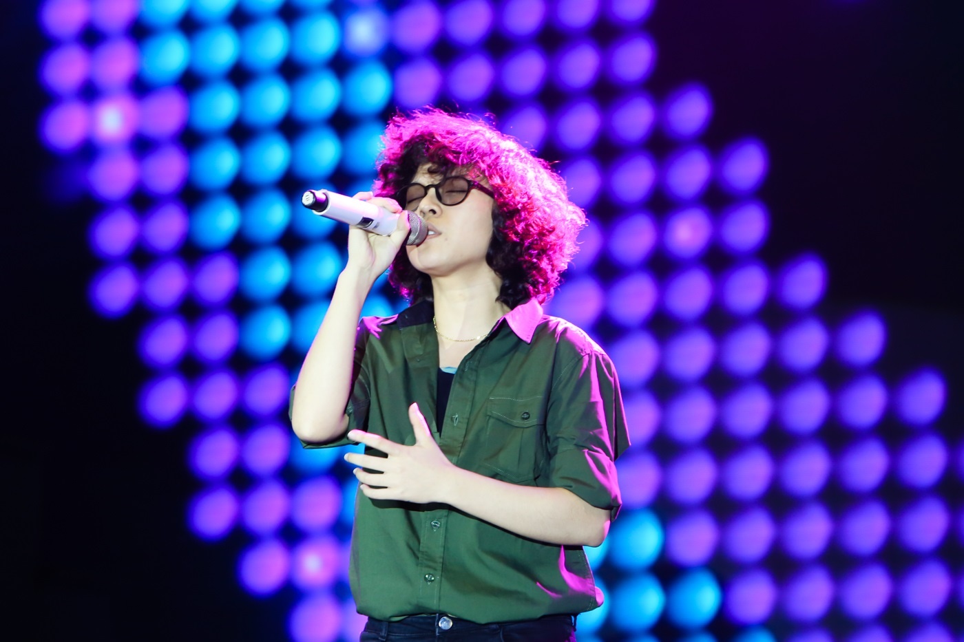 Tien Tien xuong san khau hat cung khan gia hinh anh