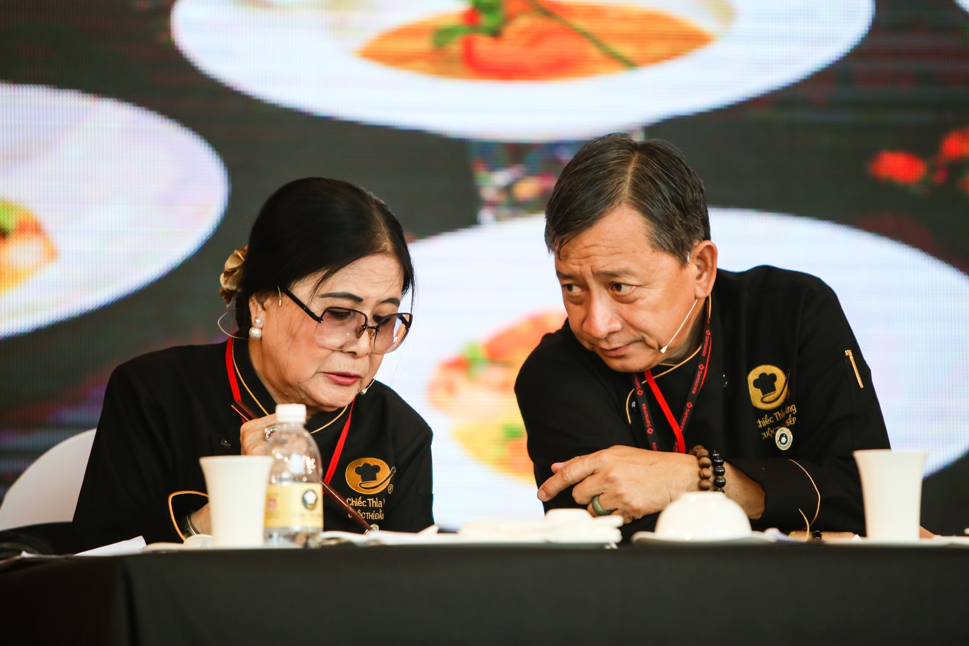 BGK an tuong voi thuc don bien tau cua cac doi thi Ha Noi hinh anh