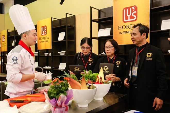 BGK Chiec thia vang danh gia cao su phoi hop cua cac doi thi hinh anh