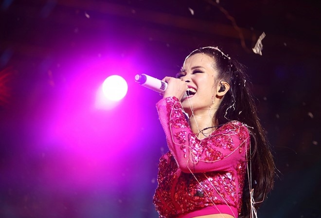 Dong Nhi nhun nhay trong hau truong khi trang diem hinh anh