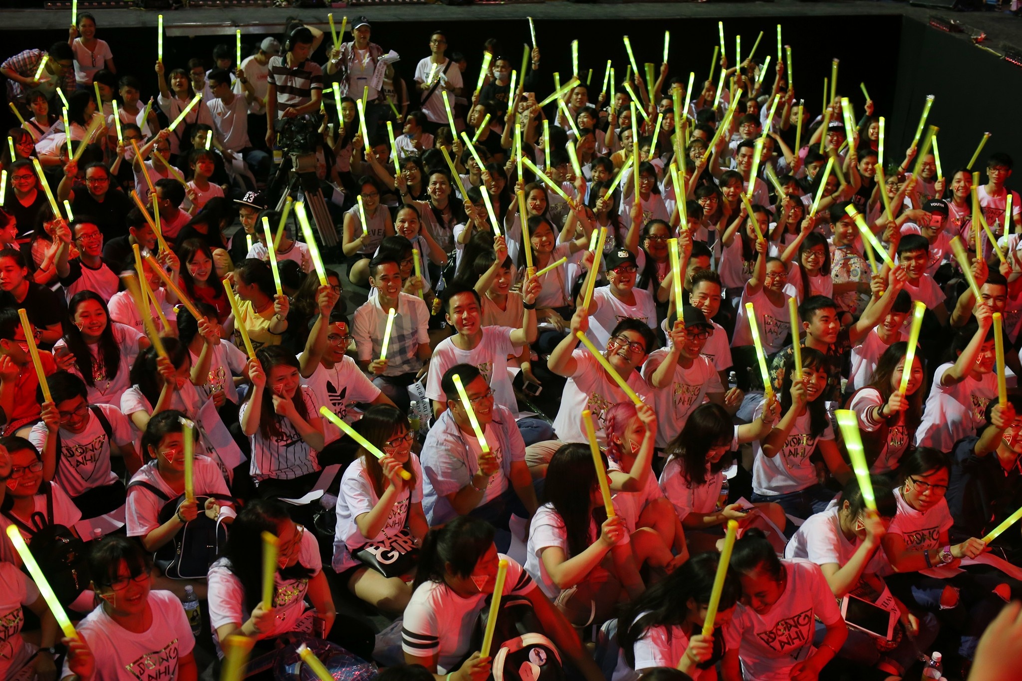 Khan gia cuong nhiet co vu Dong Nhi trong liveshow hinh anh