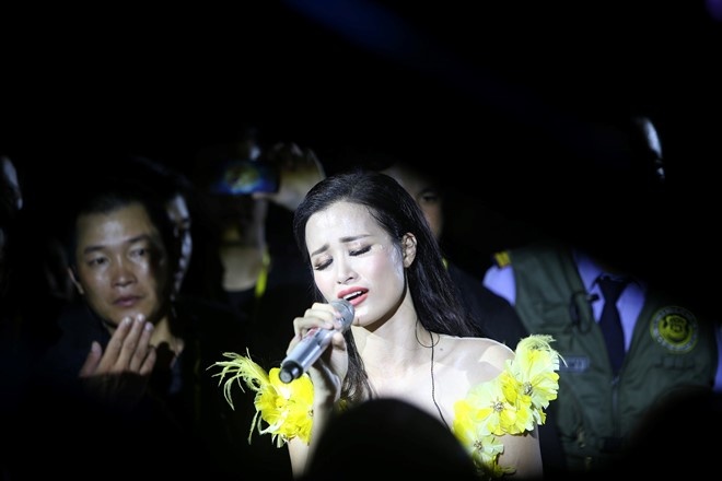 Dong Nhi nghen ngao hat cam on cha me hinh anh