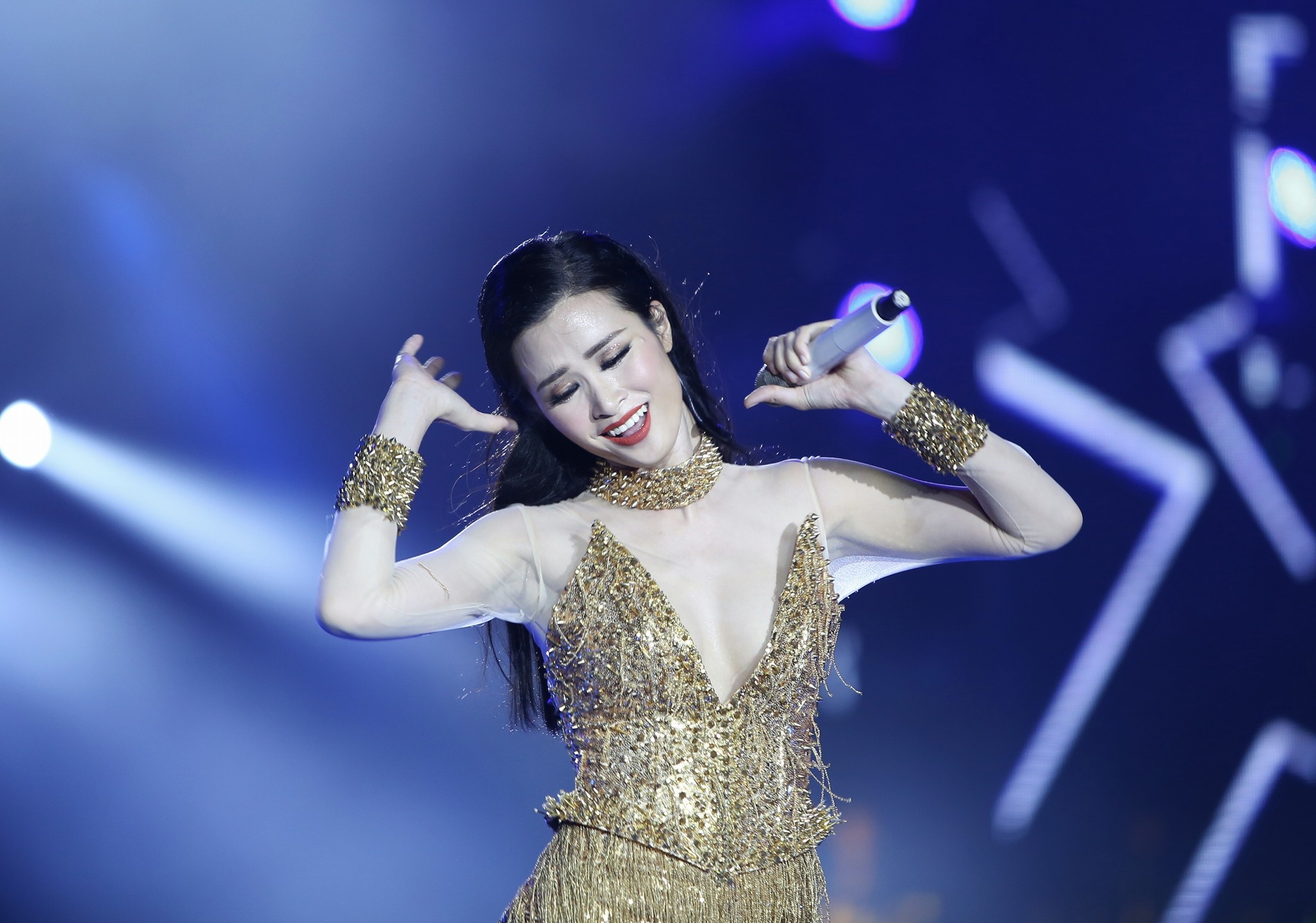 Dong Nhi khuay dong san khau voi vu dieu nong bong hinh anh