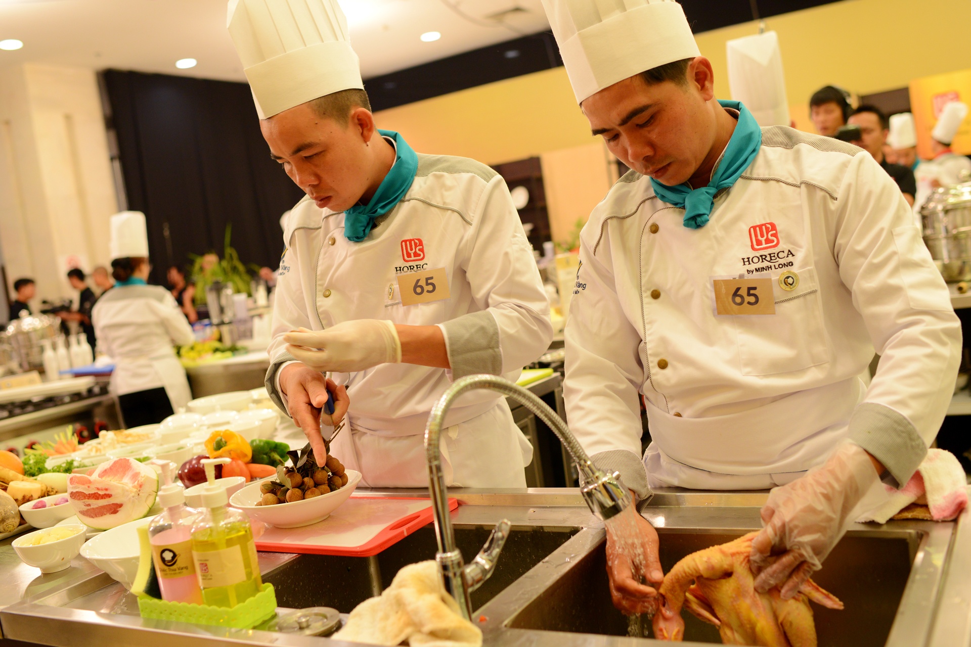 Cac mon an duoc che bien ky cong tai ban ket Chiec thia vang hinh anh