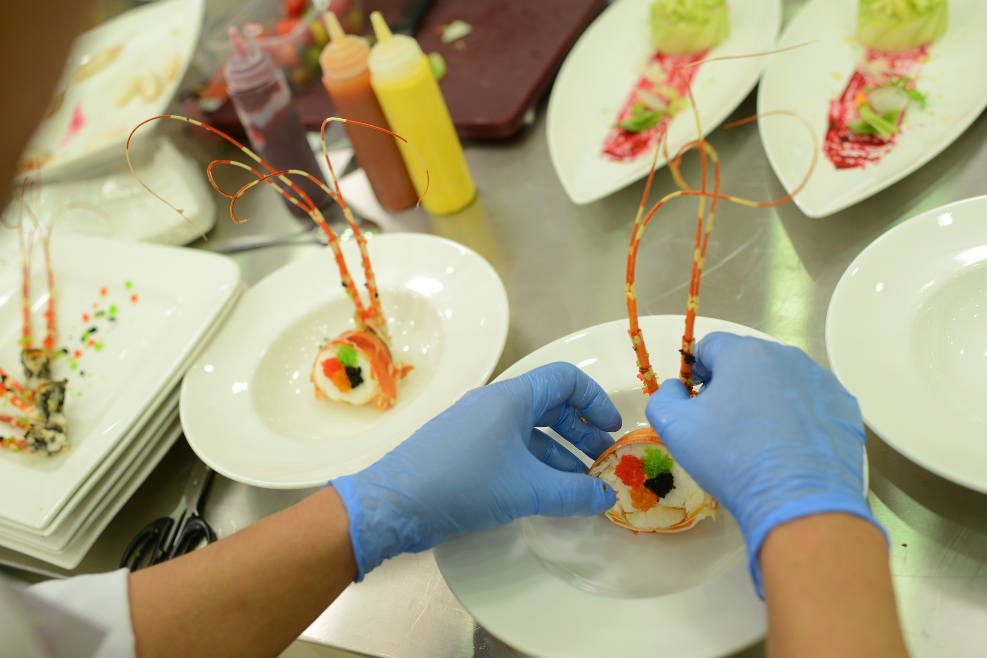 9 doi thi ban ket Chiec thia vang gap rut trang tri mon an hinh anh