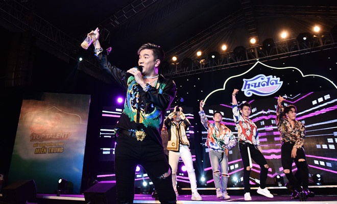 HLV Ha Ho, Mr. Dam bieu dien sung tai Huda Central's Top Talent hinh anh