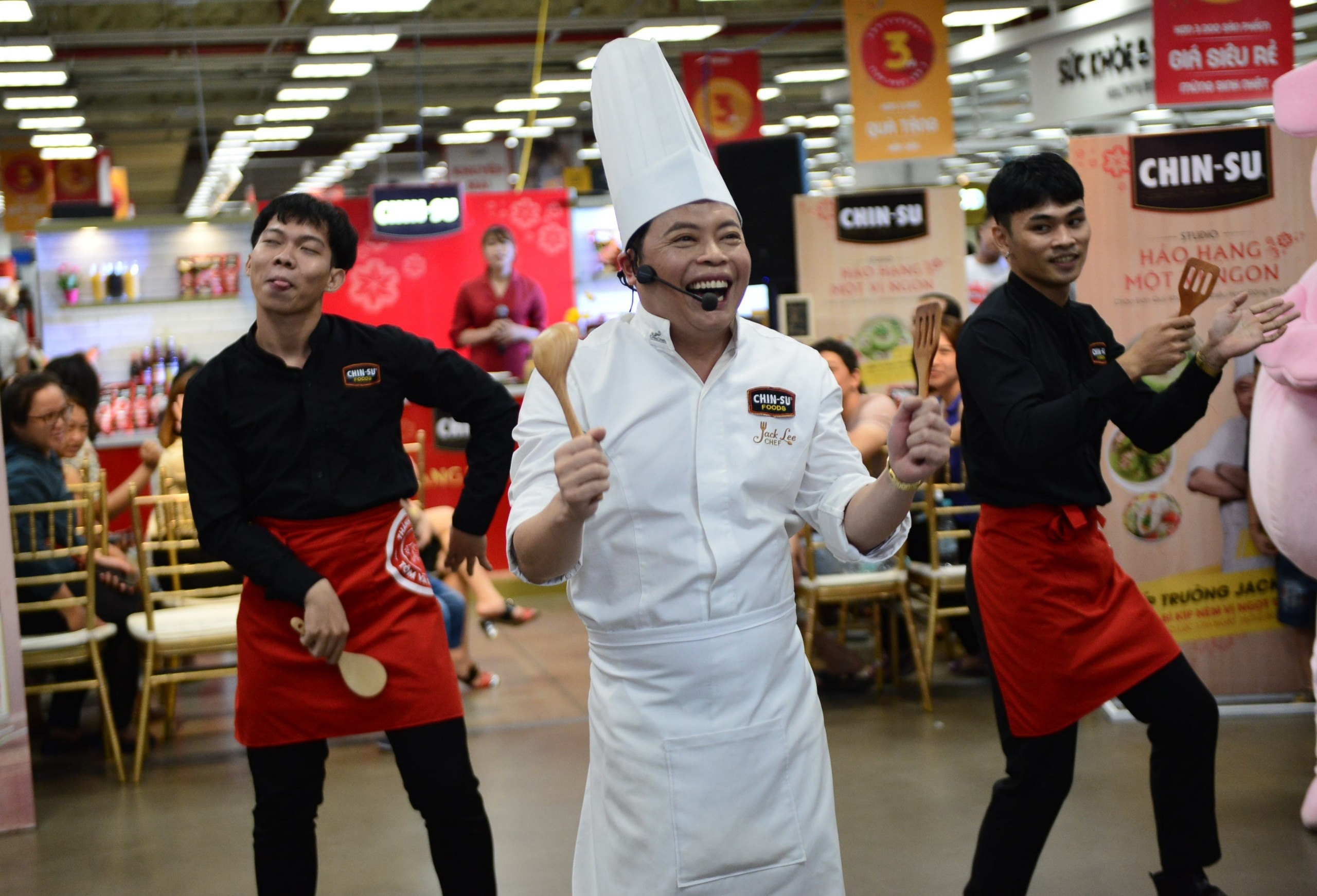 Dau bep Hollywood hao hung nhay flashmob cung ban tre hinh anh