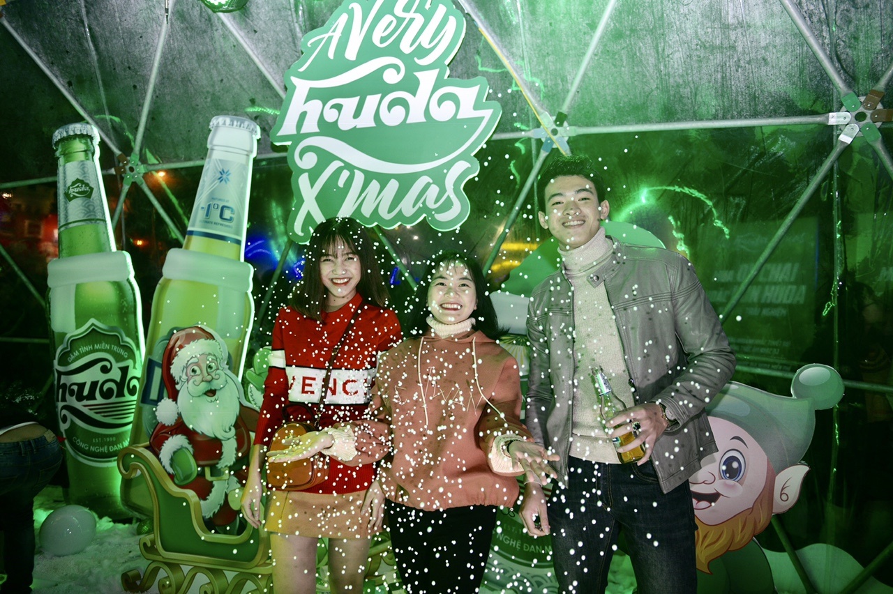 Khan gia TP Vinh den som du tiec Giang sinh hinh anh