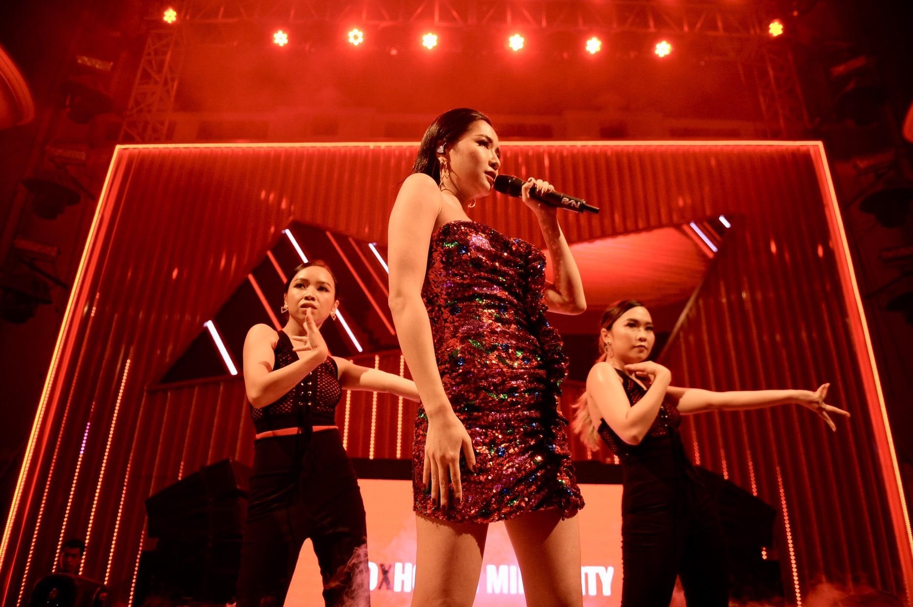 Dien dam sequin quyen ru, Bich Phuong hat 'Chi nga em nang' tai Budx hinh anh