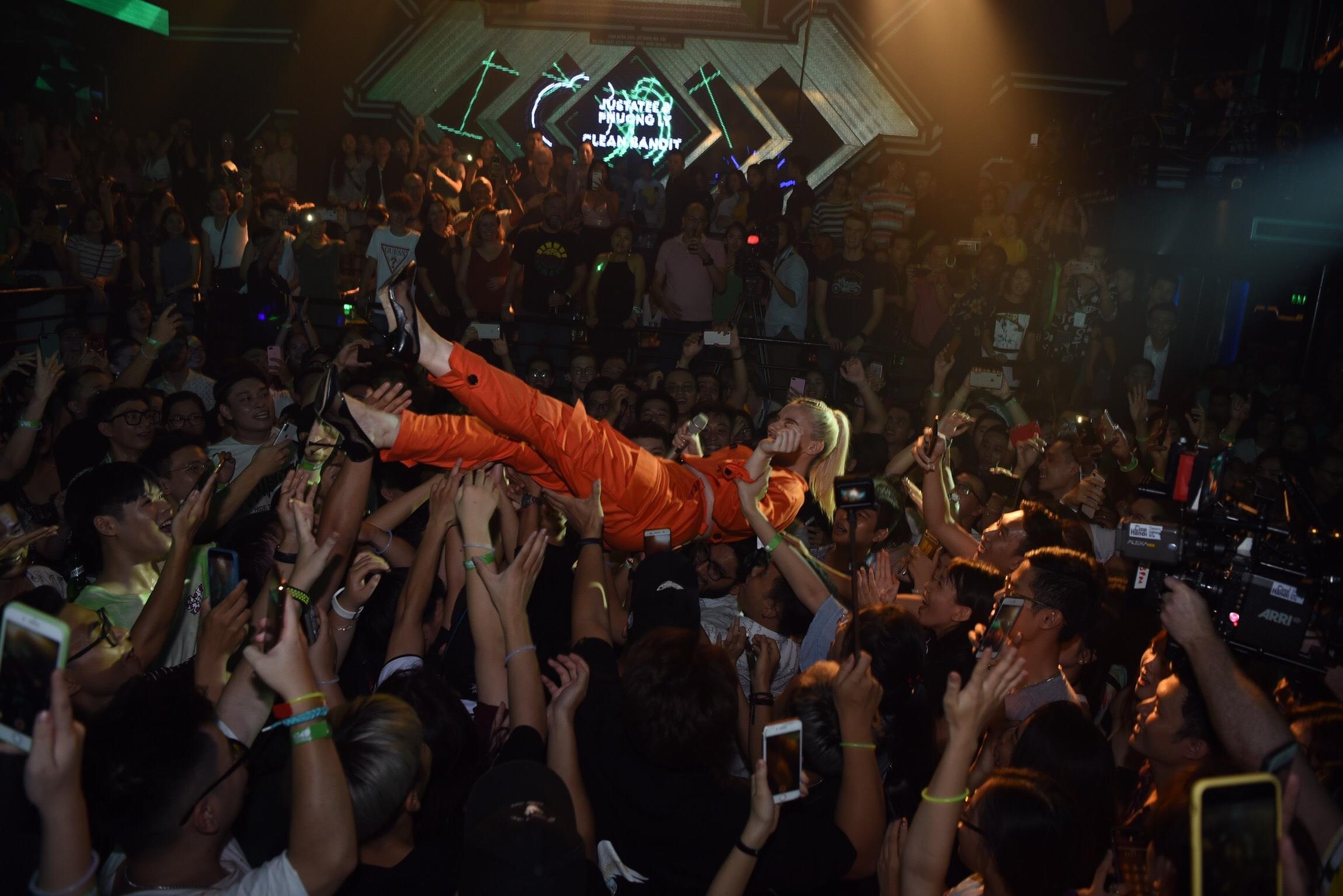 Video - Grace Chatto roi ban DJ, 'roi tu do' vao vong tay fan Viet hinh anh