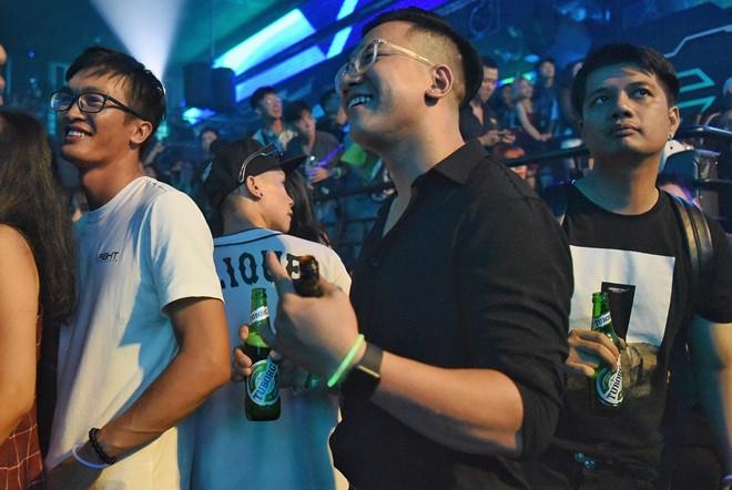 Video - Co mat tu som, gioi tre Ha thanh hao huc cho Clean Bandit hinh anh