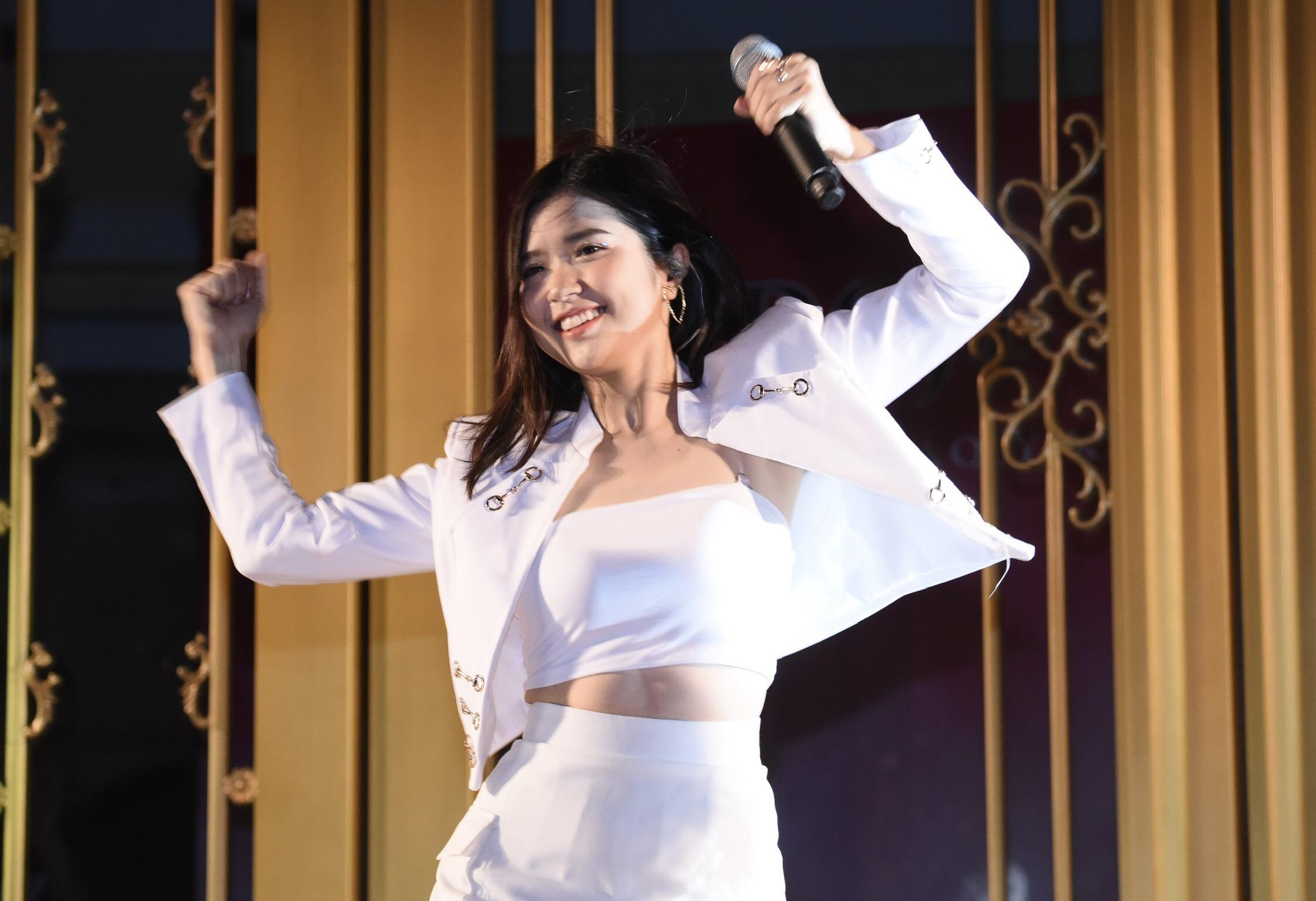 Video - Suni Ha Linh mang loat hit chieu dai khan gia Ha thanh hinh anh