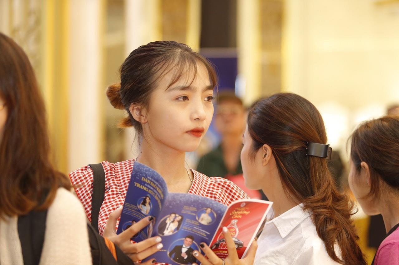 Khan gia hao huc cho doi dem khai mac Tuan le trang suc hinh anh