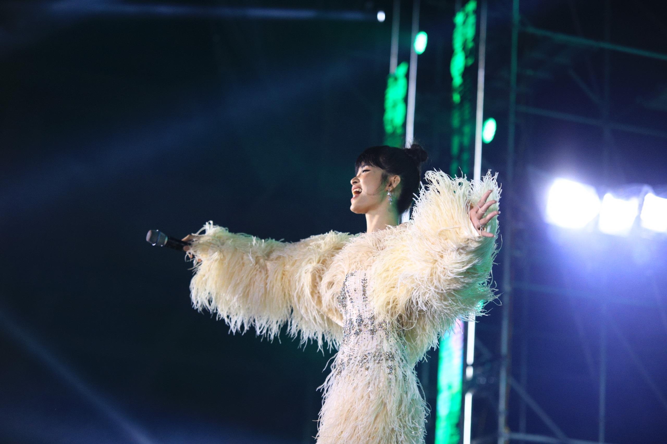 Truoc dam cuoi, Dong Nhi mang loat hit khuay dong dem nhac Grab hinh anh