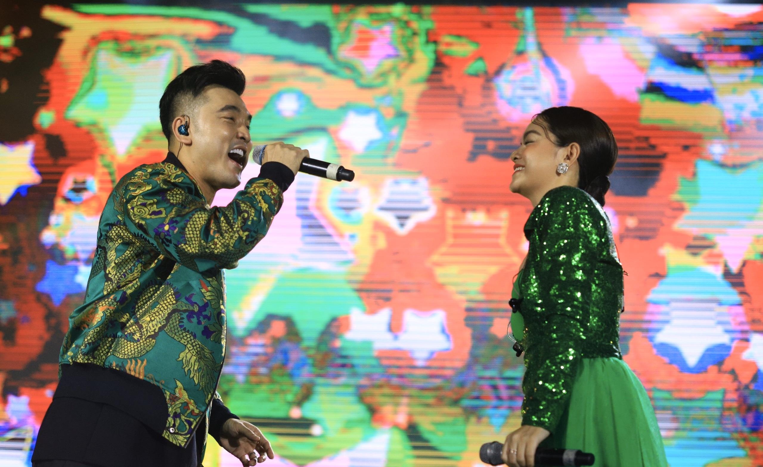 Ung Hoang Phuc, Pham Quynh Anh song ca hit cu trong dem nhac Grab hinh anh