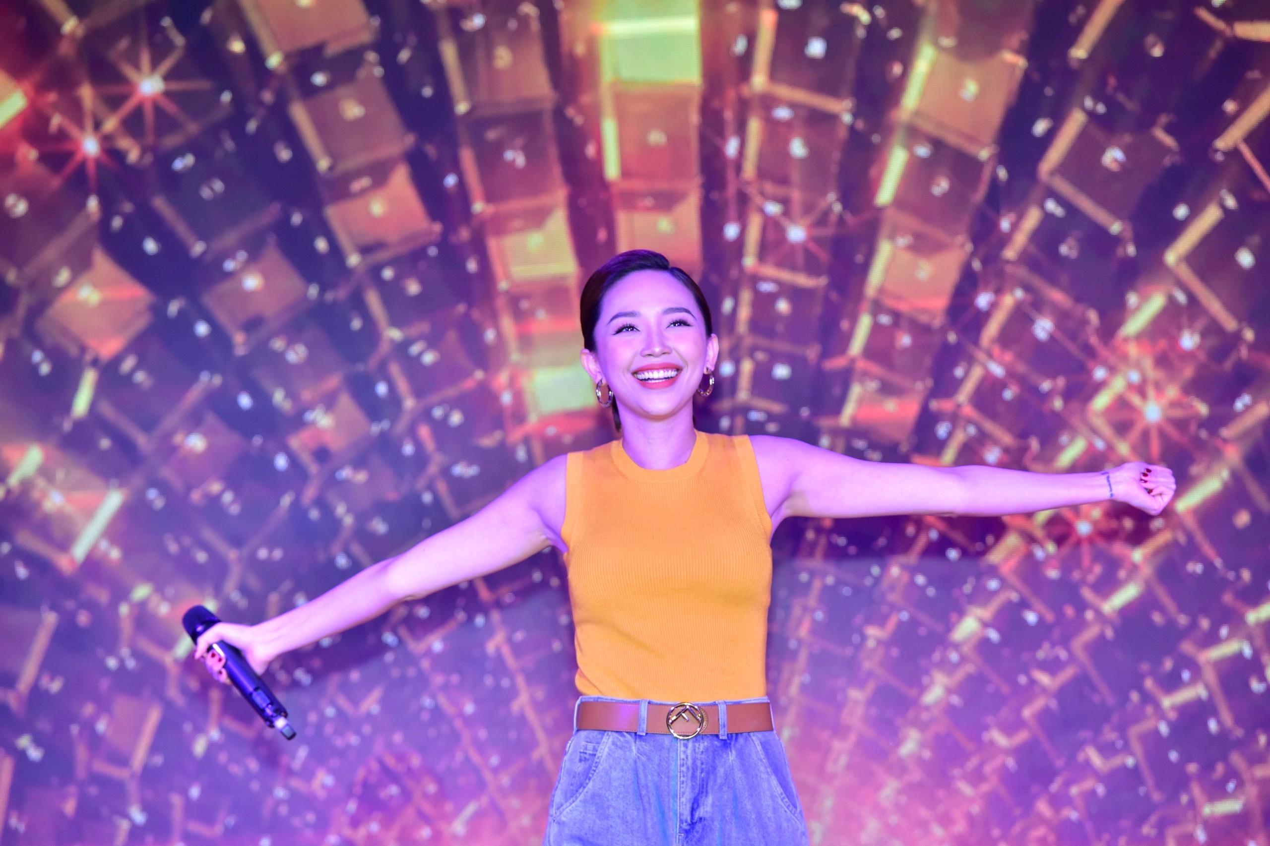 Toc Tien hoa giong cung fan 'Sieu tri tue' trong buoi giao luu hinh anh