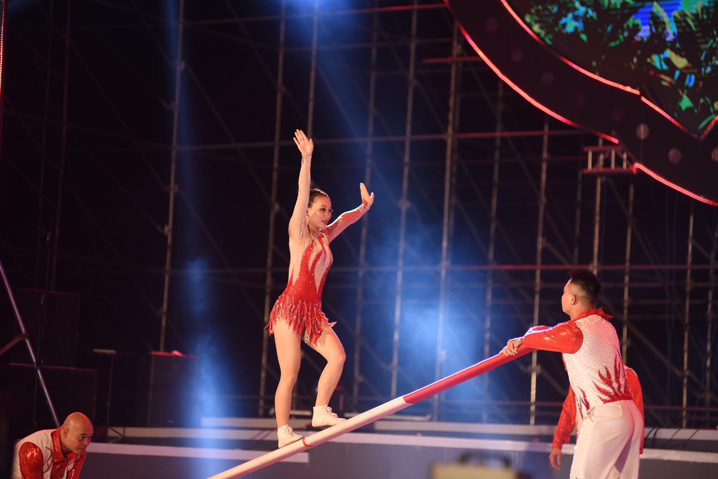 Tiet muc nhao lon tren xa dat giai vang cua doan Viet Nam hinh anh