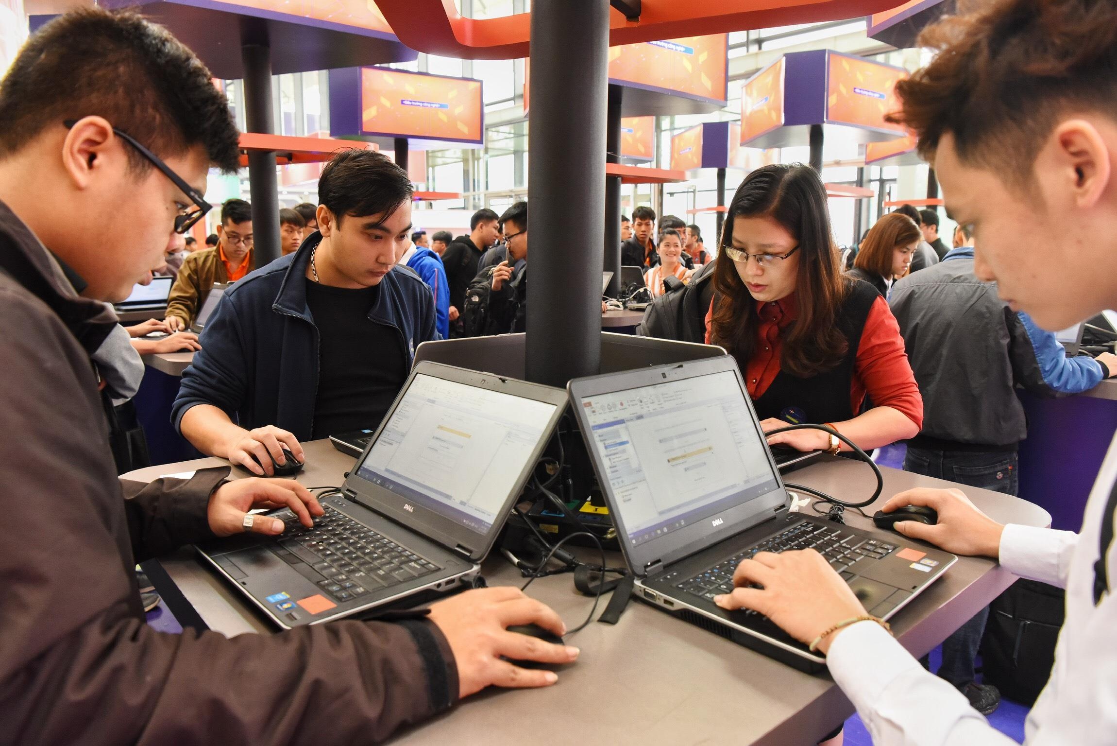 Video - Sinh vien thi dau 'Bot dai chien', gianh giai 150 trieu dong hinh anh